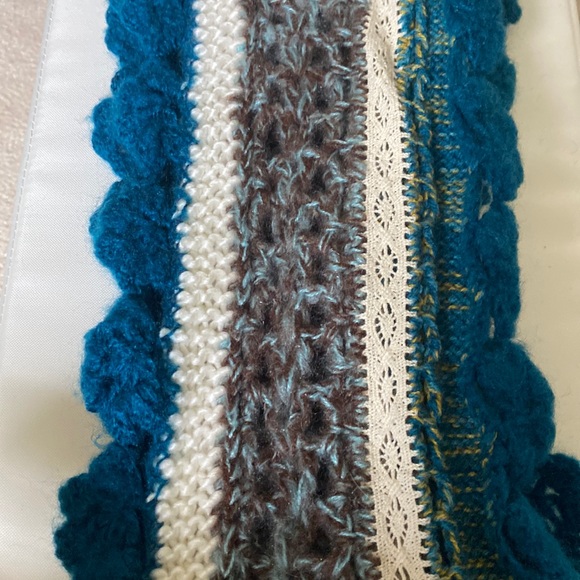 Beautiful woven scarf, deep, teal color with white lace - Picture 3 of 5